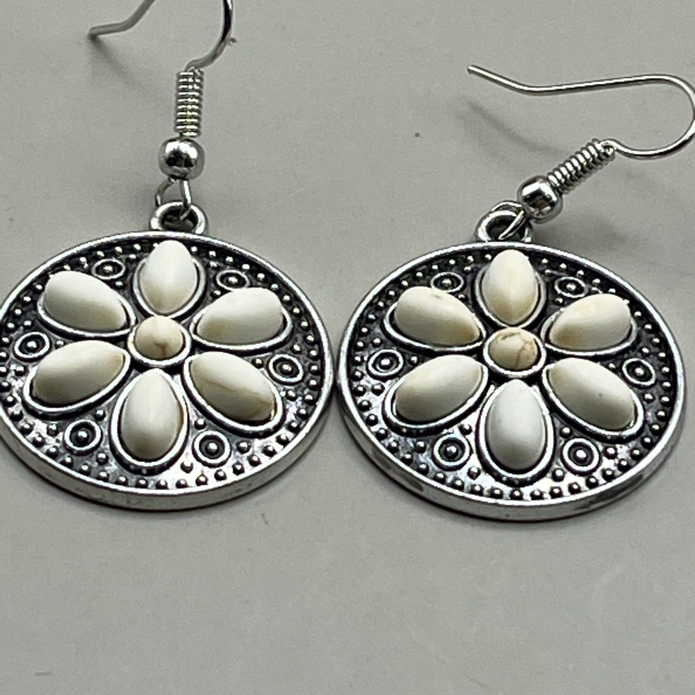 Elegant Silver and White Floral Earrings - Picture 2 of 3